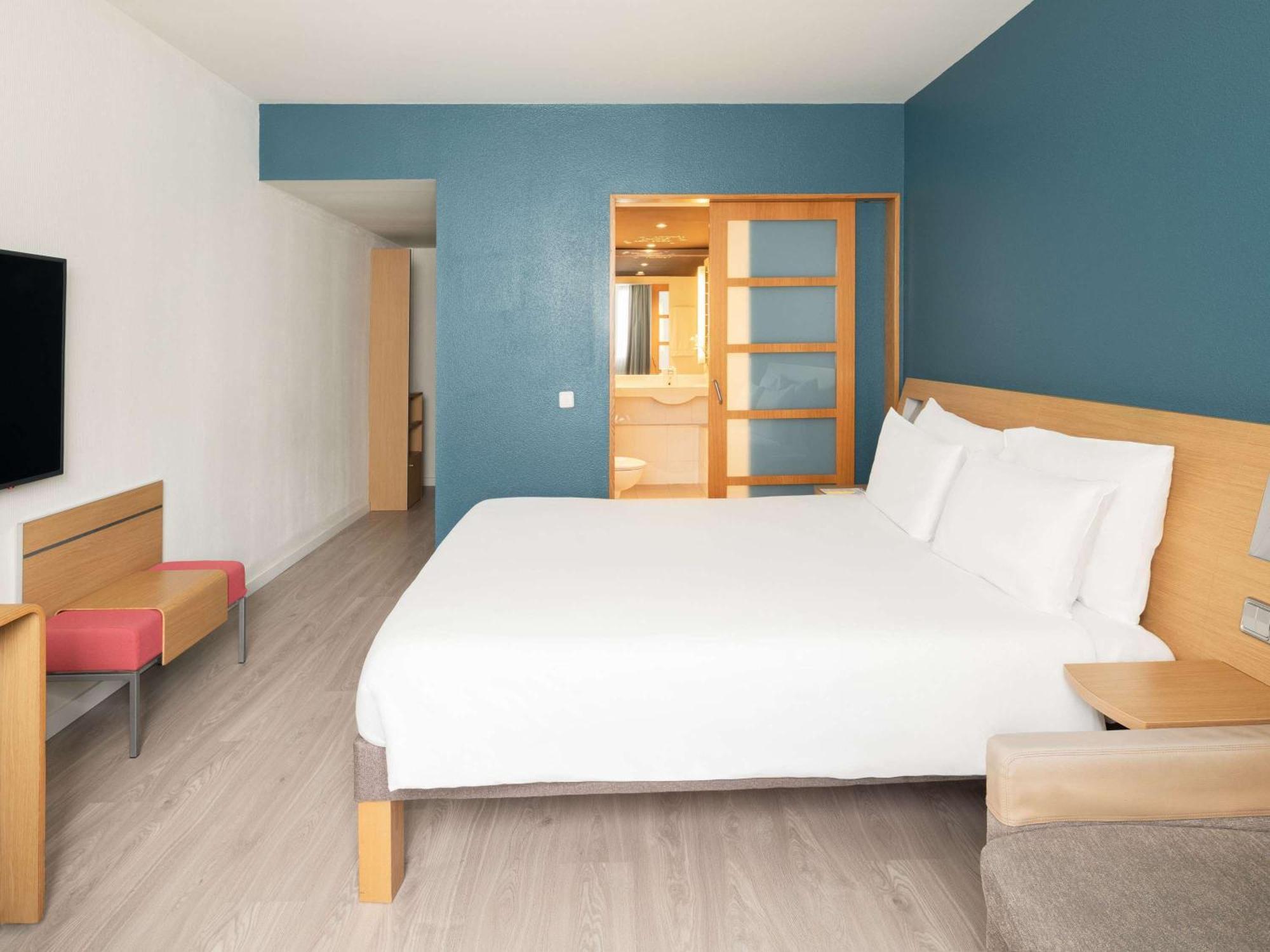 Novotel Barcelona Cornella 4*