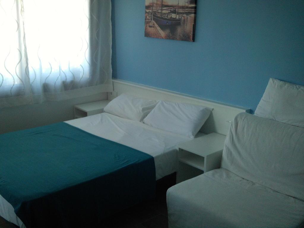 Guest house Hostal Cubelles *