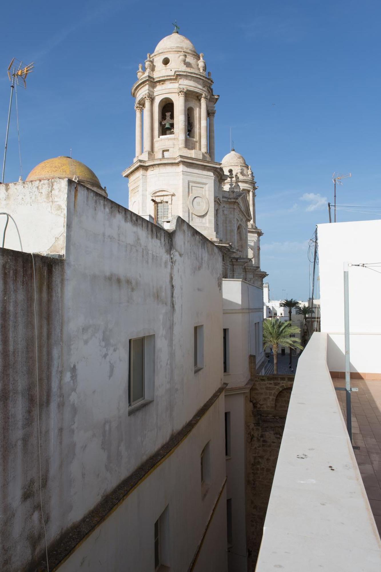 Arco Junto A La Catedral De * Cadiz