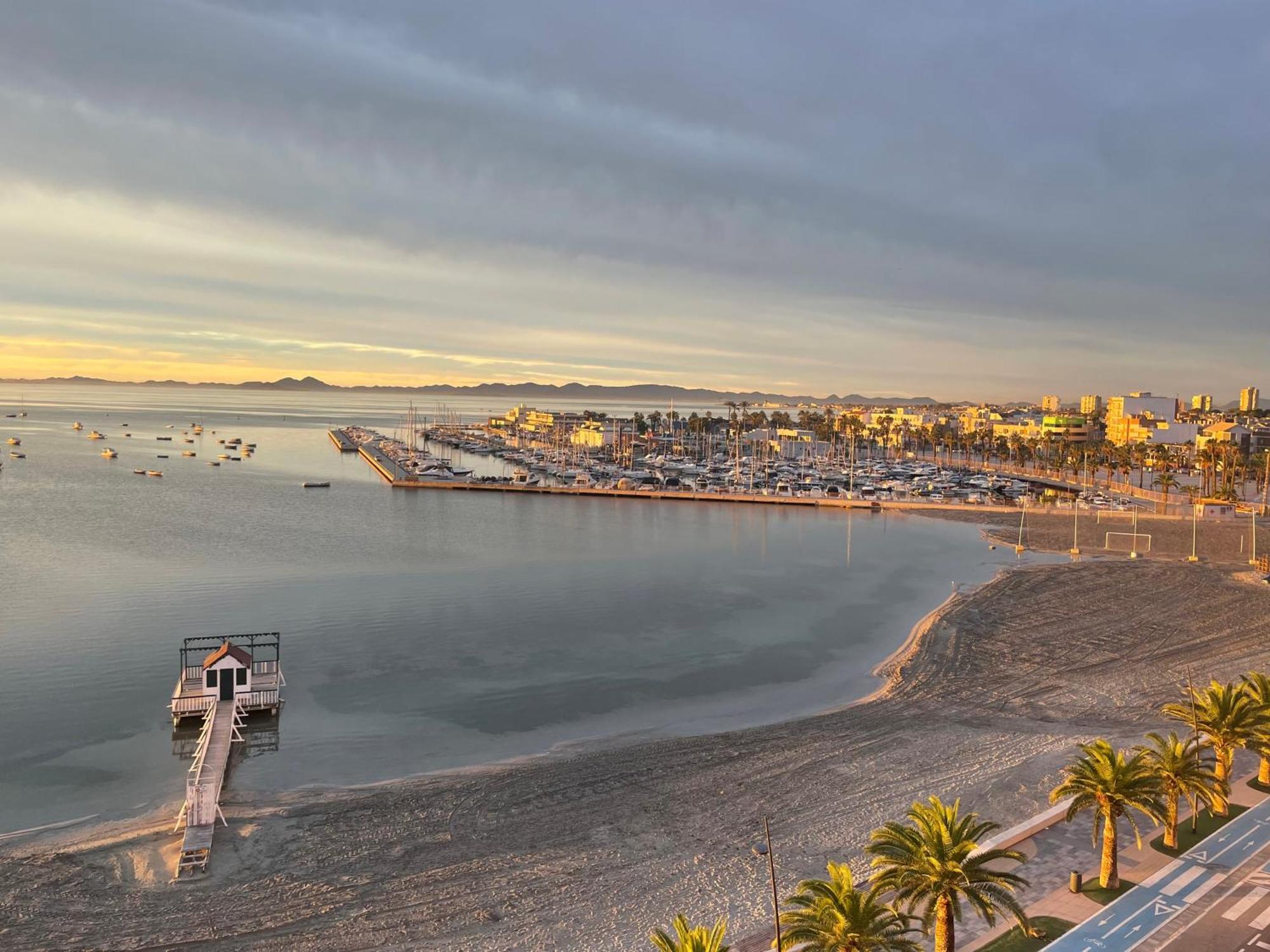 Lo Pagan Beachfront Aircon Apartamento *