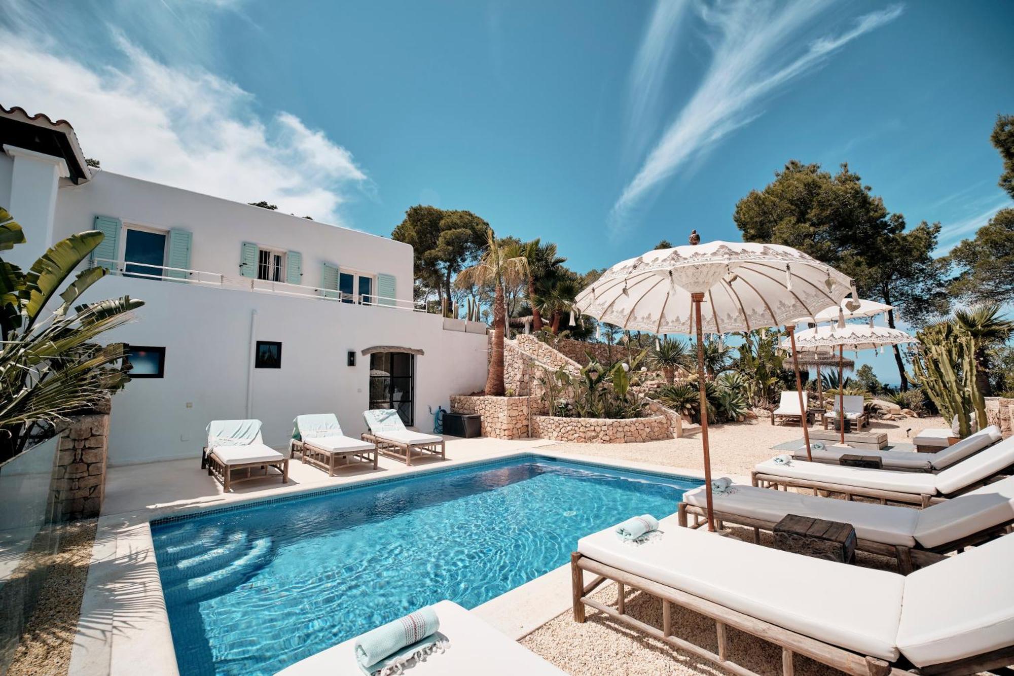 Blue Hill House, King-Of-Hill Villa With Amazing Scenery, Sunset & Sea View Holiday home