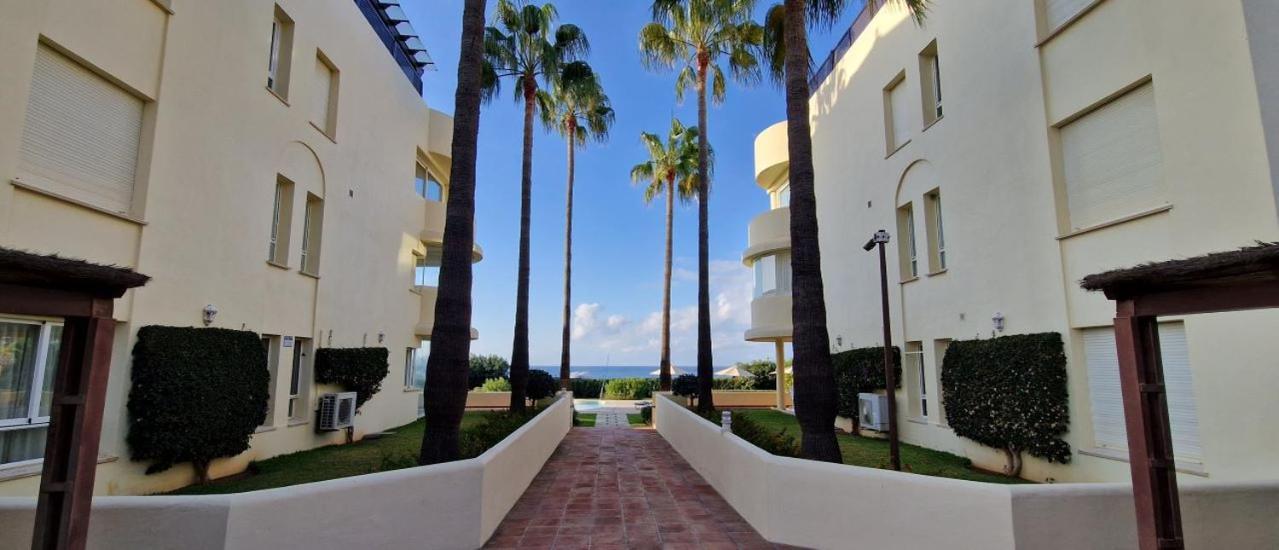 Apartment Beachfront Neptuno I, Complex,views,pool,garden, Elviria