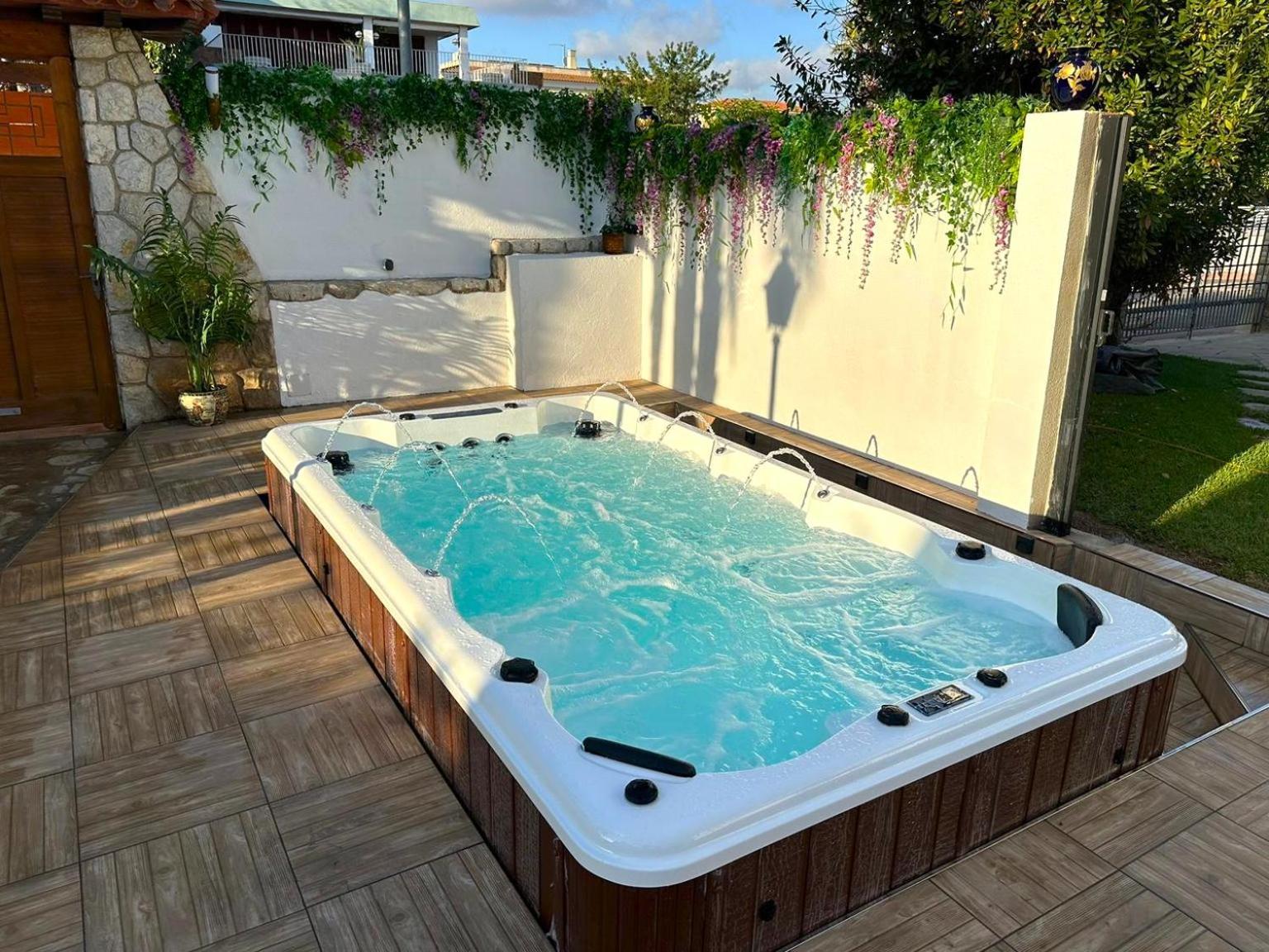 Sitges El Ranch: Beachside Oasis With Pool, Jacuzzi, And Garden