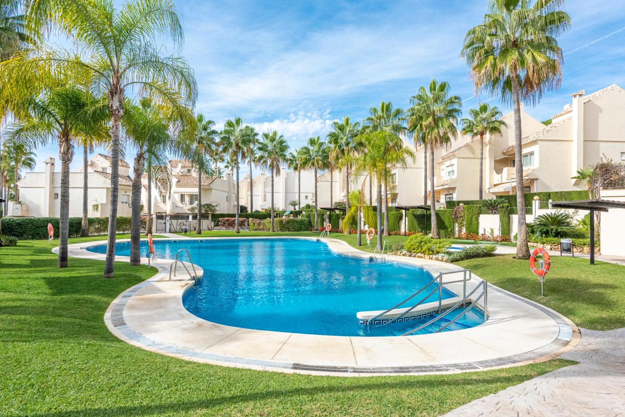 El Arenal Townhouse By The With Swimming Pool - Eaw Homes