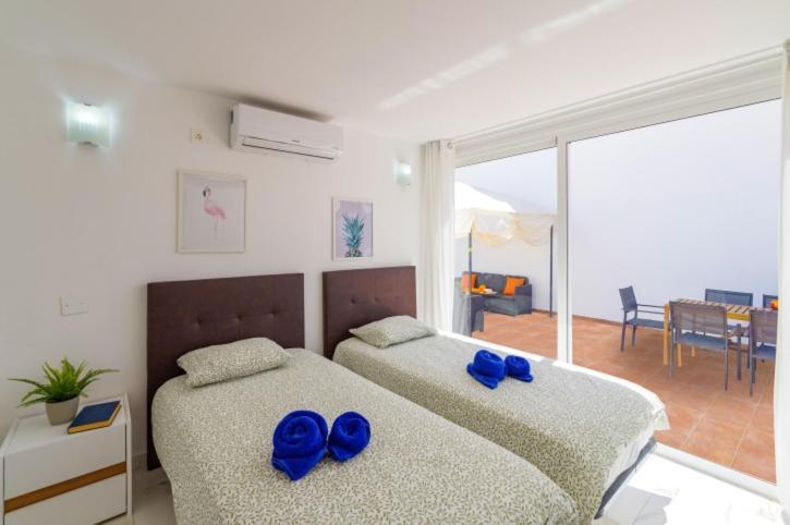 Spacious Private & Private Heated Pool - Sunshine Villa Costa Teguise