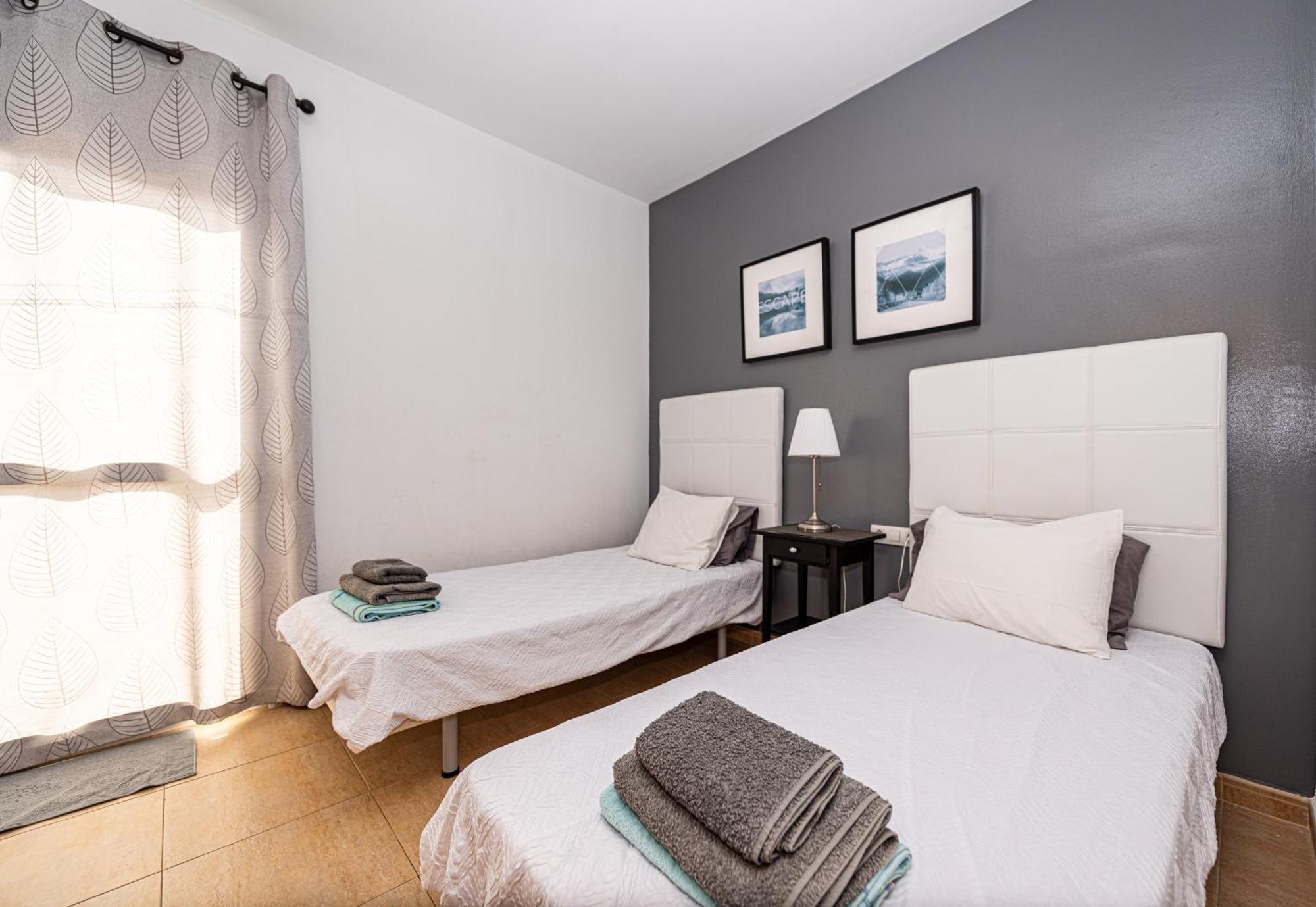 Modern 3 Bedroom House With Large Pool And Fast Internet, 100ft From The Sea - Sleeps 6 Сasa de vacaciones *