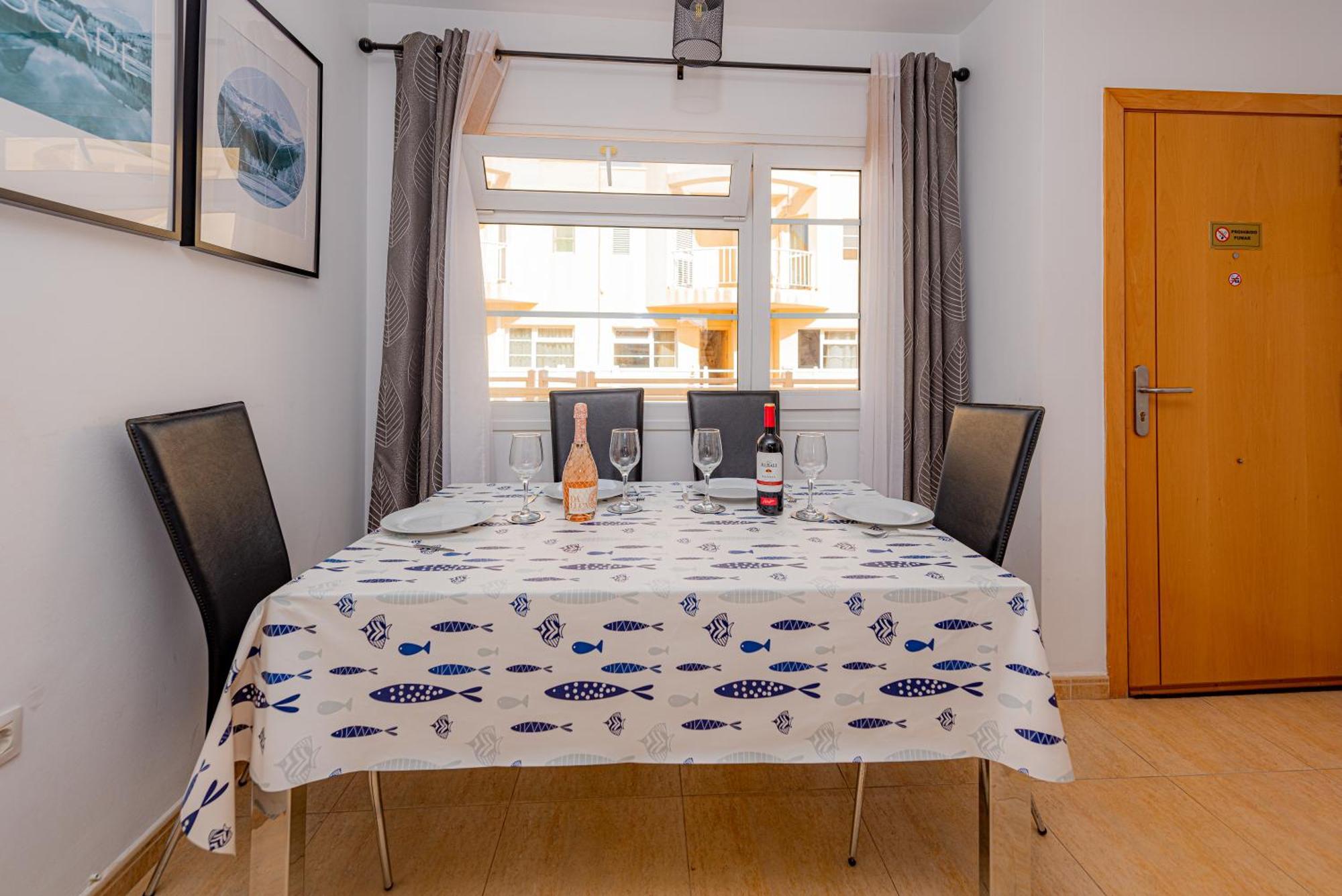 Сasa de vacaciones Modern 3 Bedroom House With Large Pool And Fast Internet, 100ft From The Sea - Sleeps 6 *