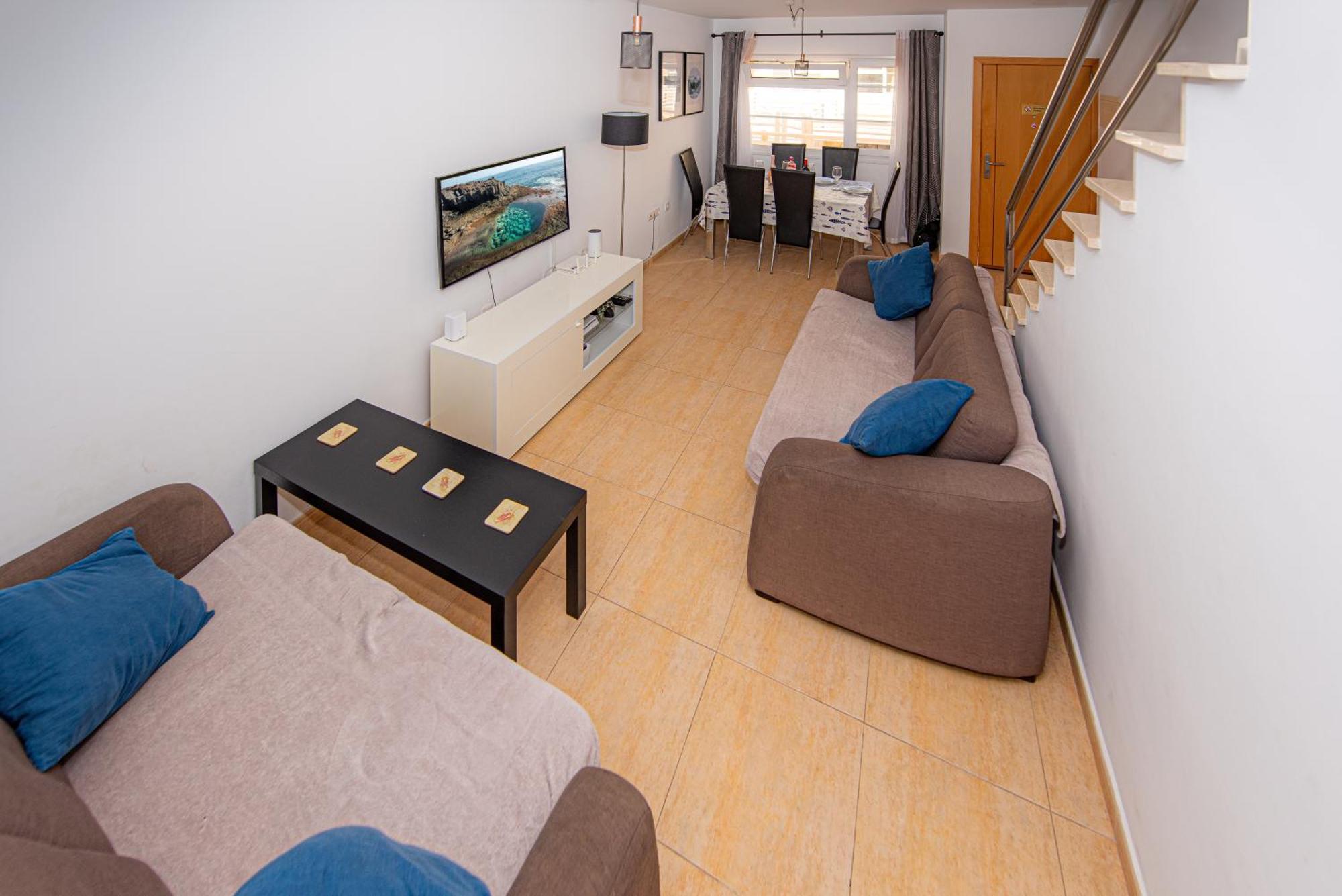 Сasa de vacaciones Modern 3 Bedroom House With Large Pool And Fast Internet, 100ft From The Sea - Sleeps 6 *