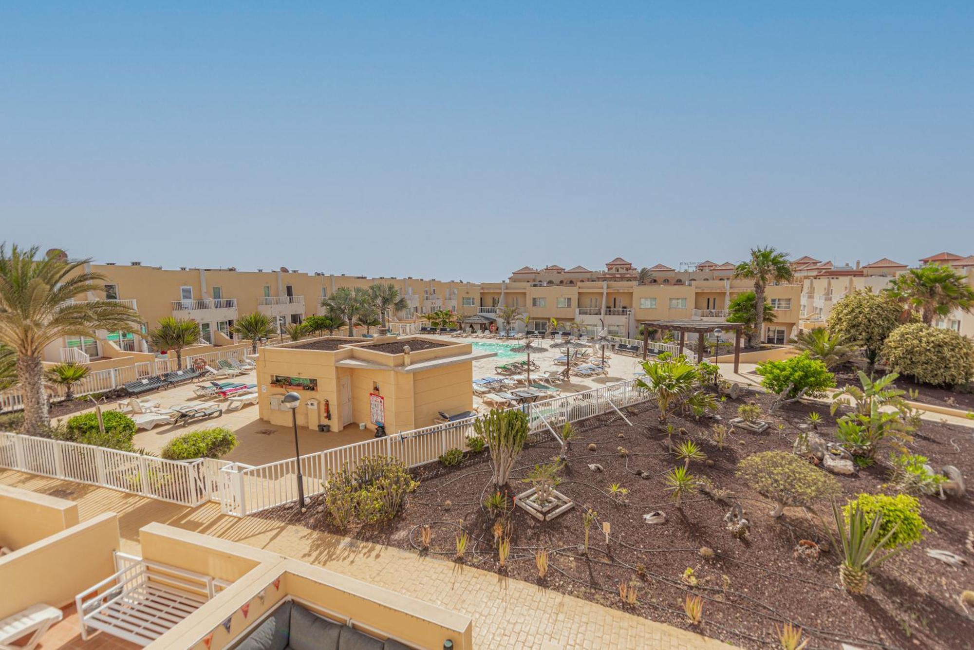 Modern 3 Bedroom House With Large Pool And Fast Internet, 100ft From The Sea - Sleeps 6 Caleta de Fuste