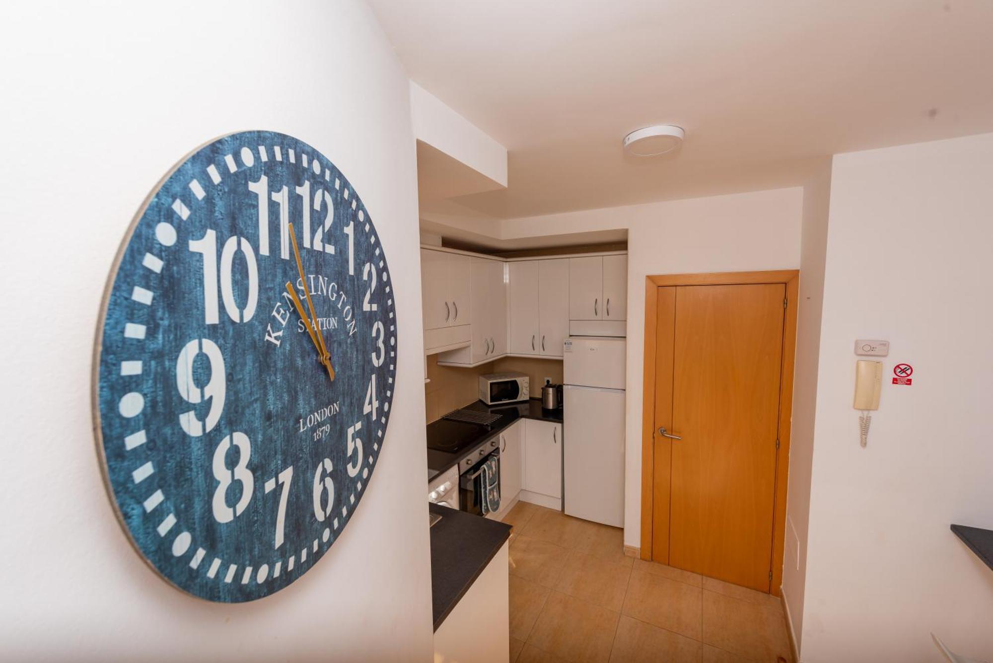 Modern 3 Bedroom House With Large Pool And Fast Internet, 100ft From The Sea - Sleeps 6 Сasa de vacaciones Caleta de Fuste