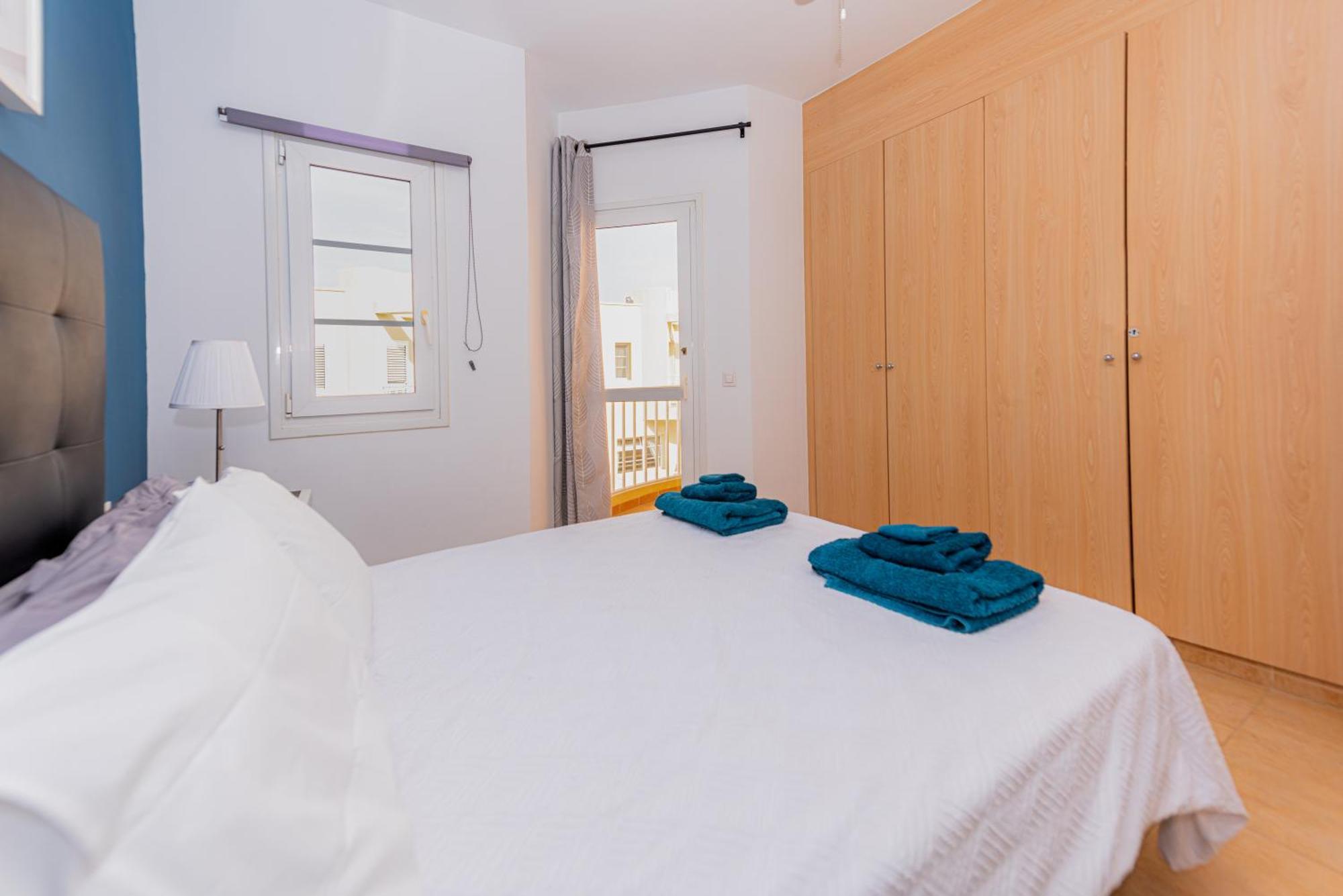Modern 3 Bedroom House With Large Pool And Fast Internet, 100ft From The Sea - Sleeps 6 Сasa de vacaciones