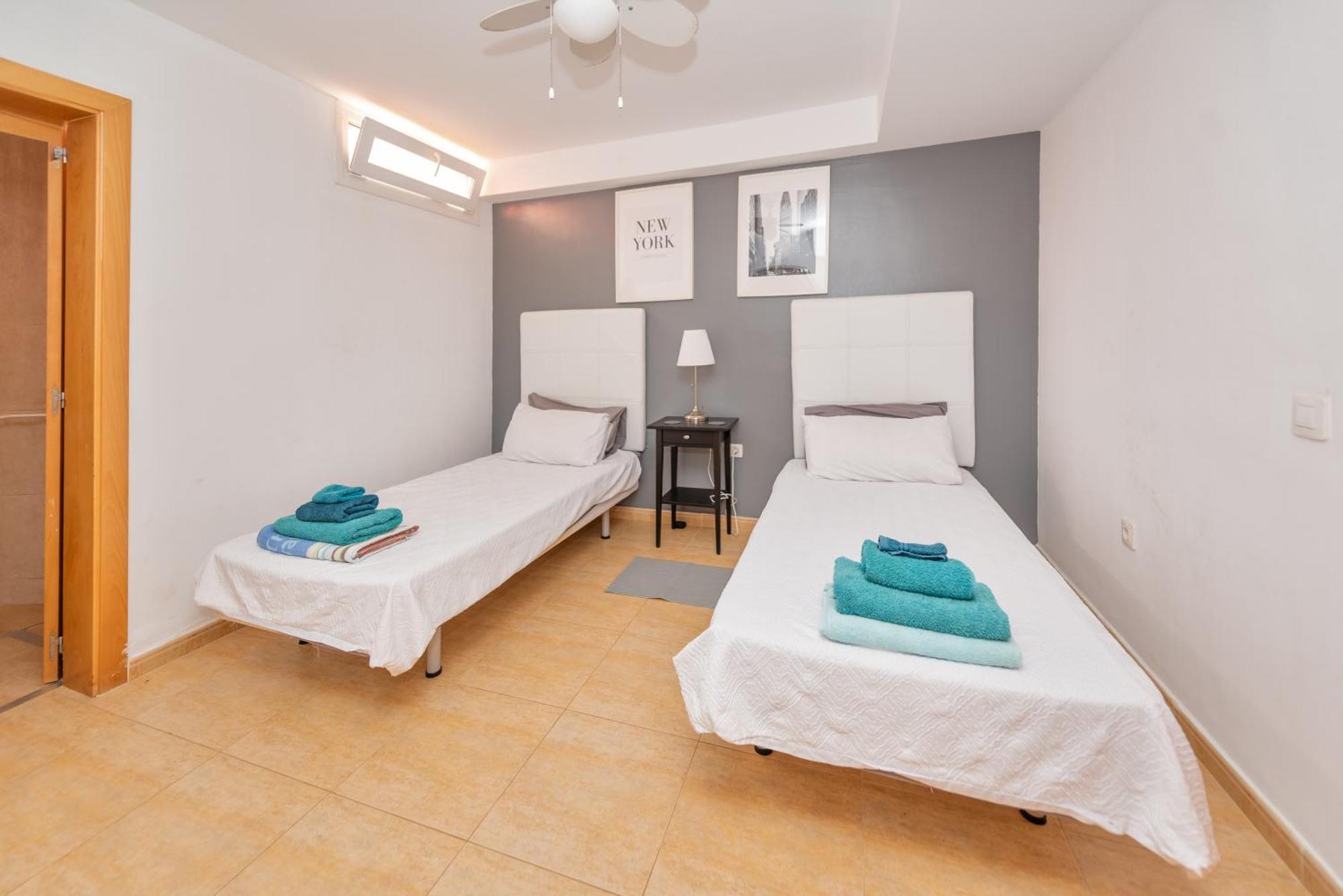 Modern 3 Bedroom House With Large Pool And Fast Internet, 100ft From The Sea - Sleeps 6 *