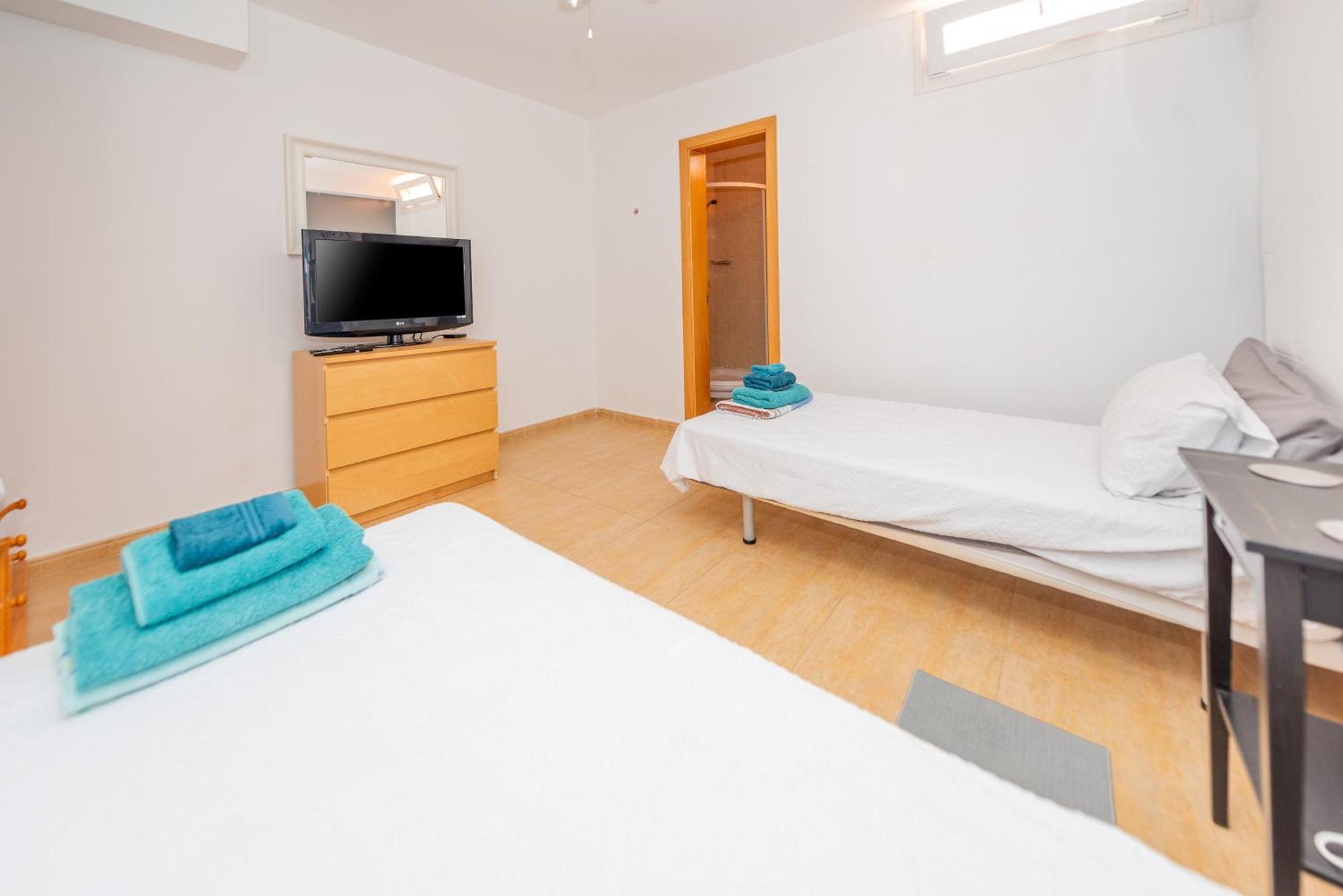 Modern 3 Bedroom House With Large Pool And Fast Internet, 100ft From The Sea - Sleeps 6 *