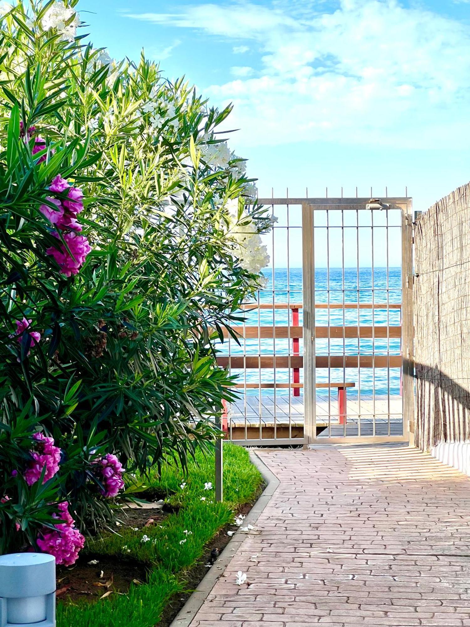Apartamento Beachfront Penthouse With Large Terrace And Breathtaking Sea Views Close To Marbella Spain Sitio de Calahonda