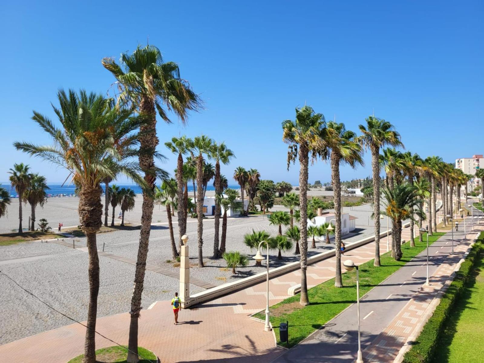 Motril, Primera Línea De Playa. Apartamento