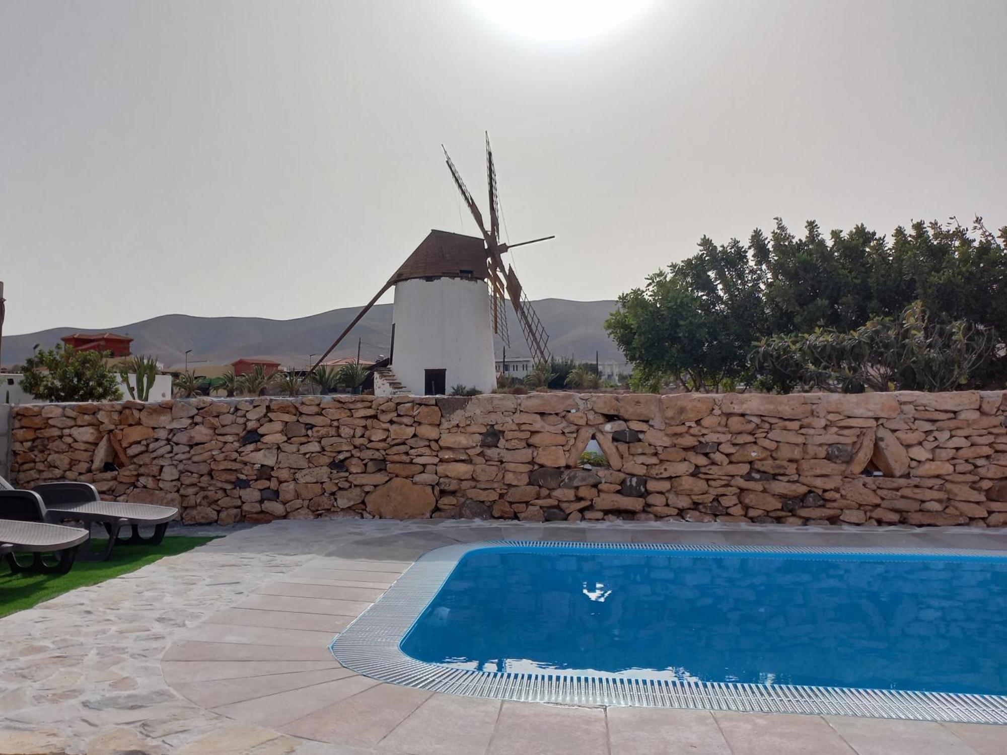 Historica Con Molino De Viento