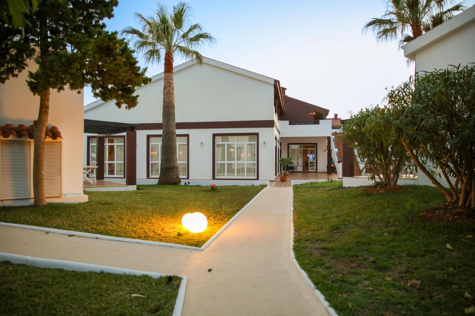 Nuramar Aparthotel