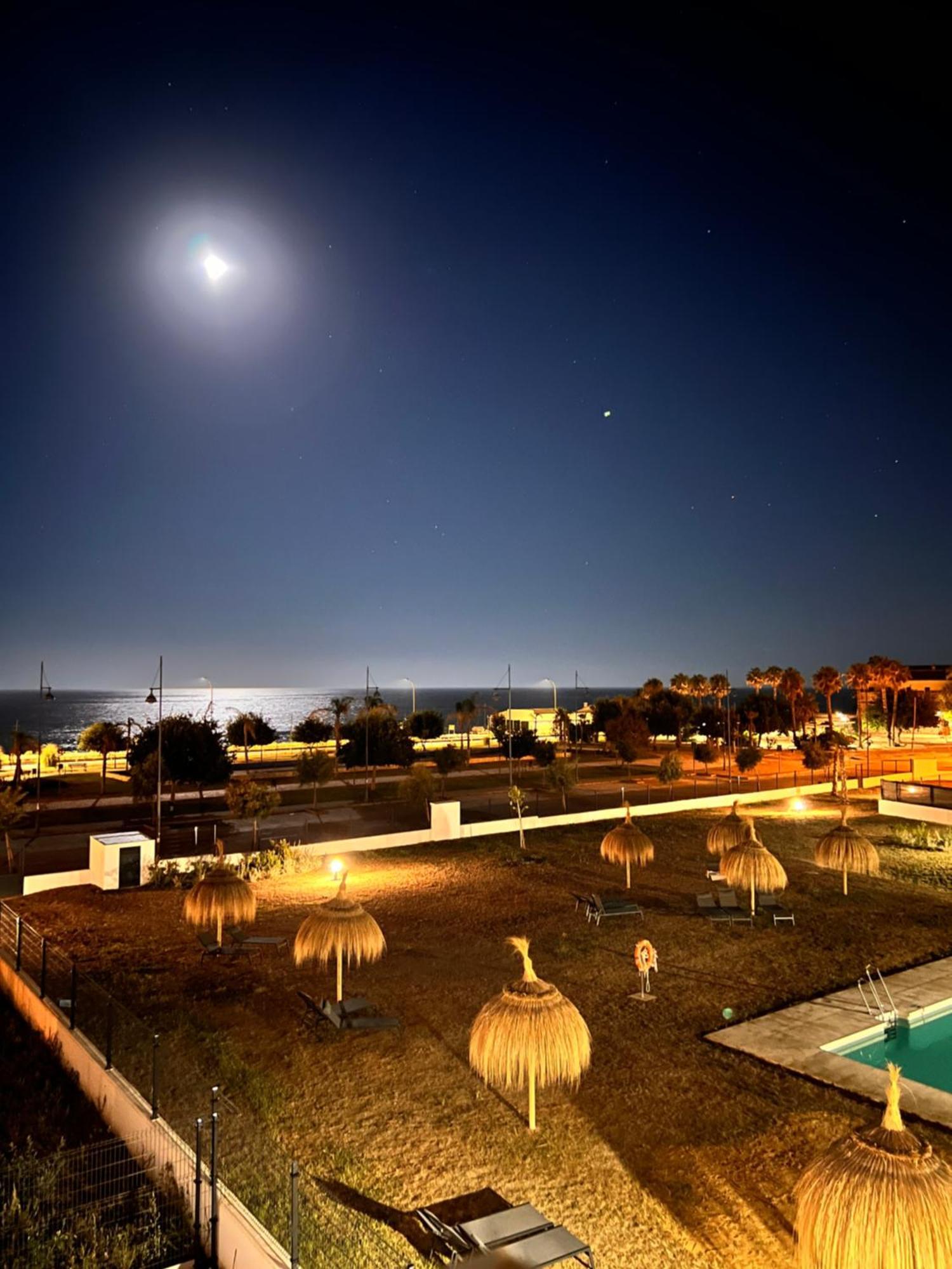 Apartment Valle-niza: Beachfront Retreat In Velez-malaga *