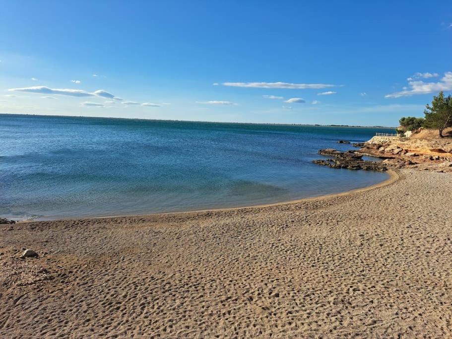Frente Al Mar. *