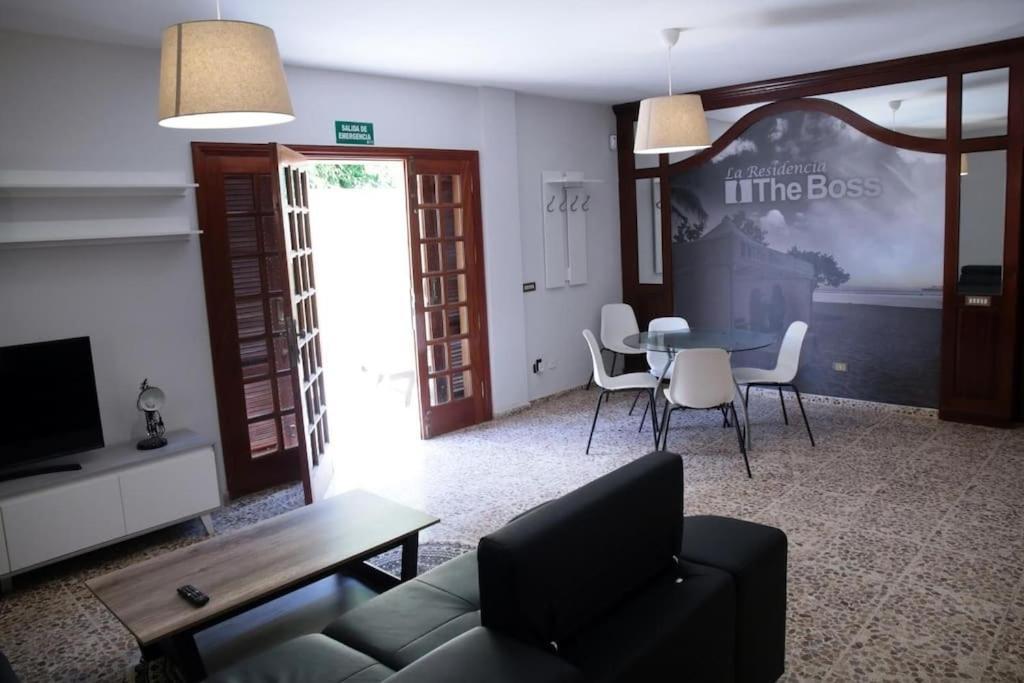 Amplia Casa 5 En Santa Cruz Con Zona Trabajar Сasa de vacaciones *