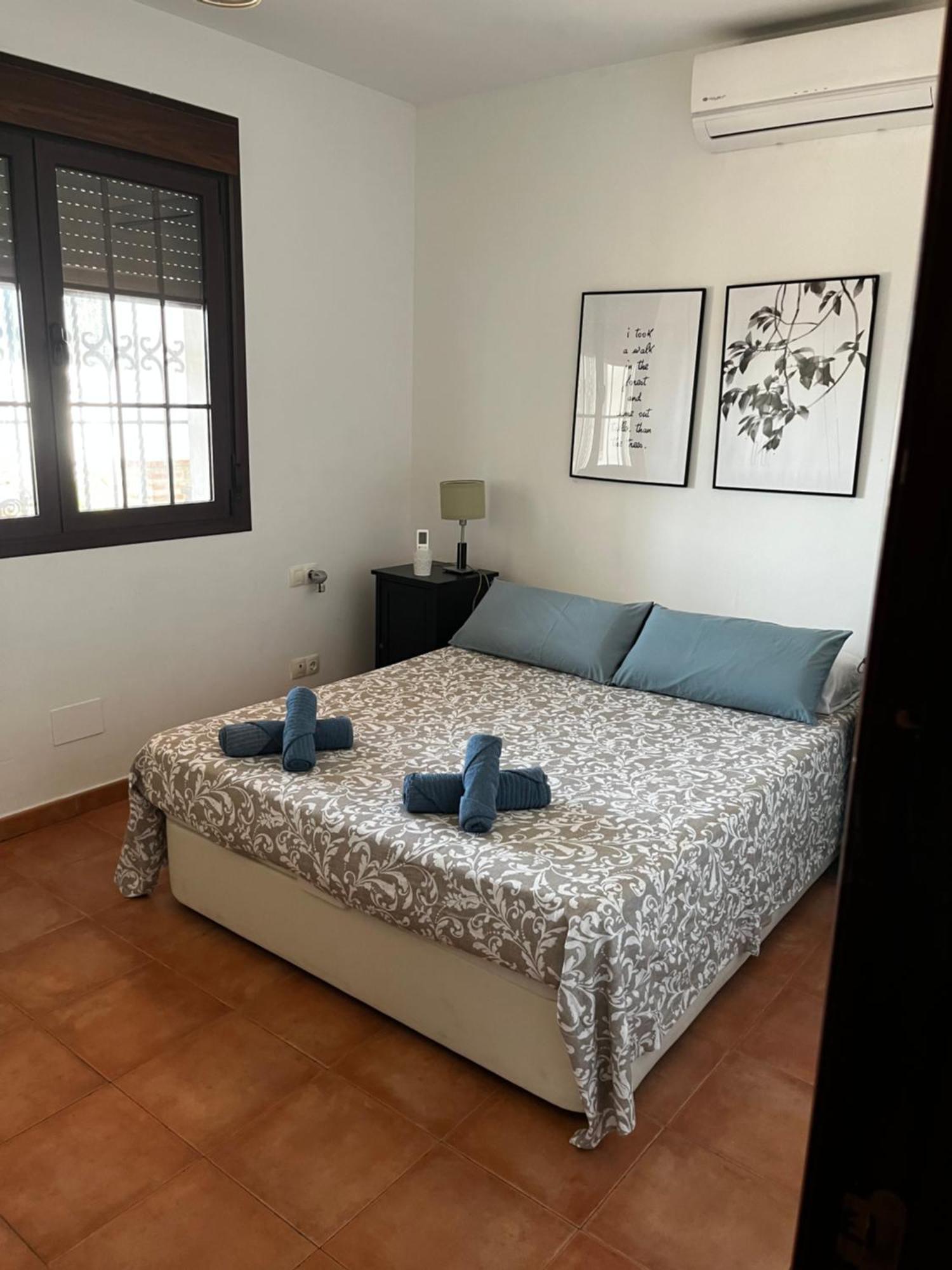 Bonito Chalet En La Cala Con Gran Jardin Privado