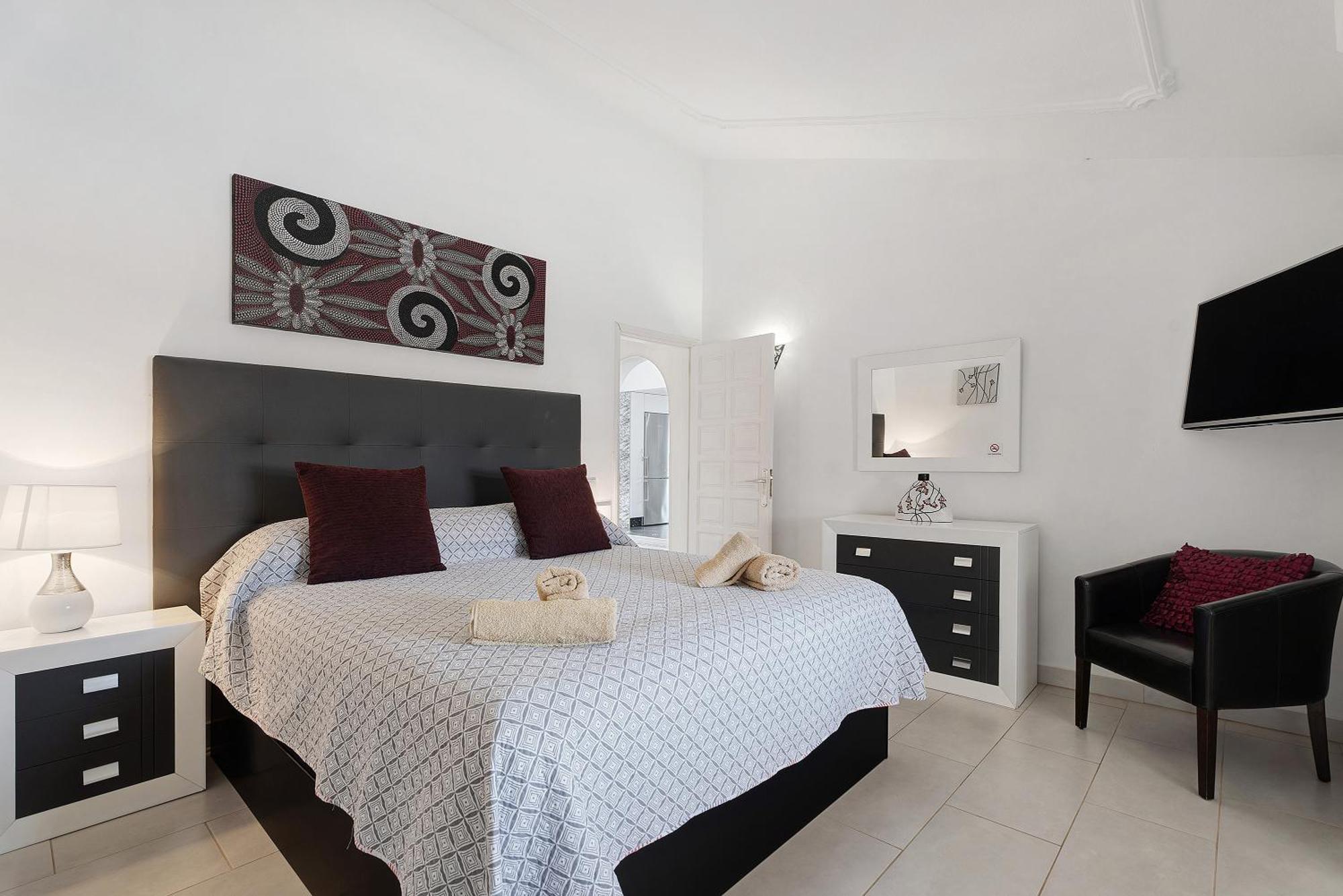 Malpas Villa *