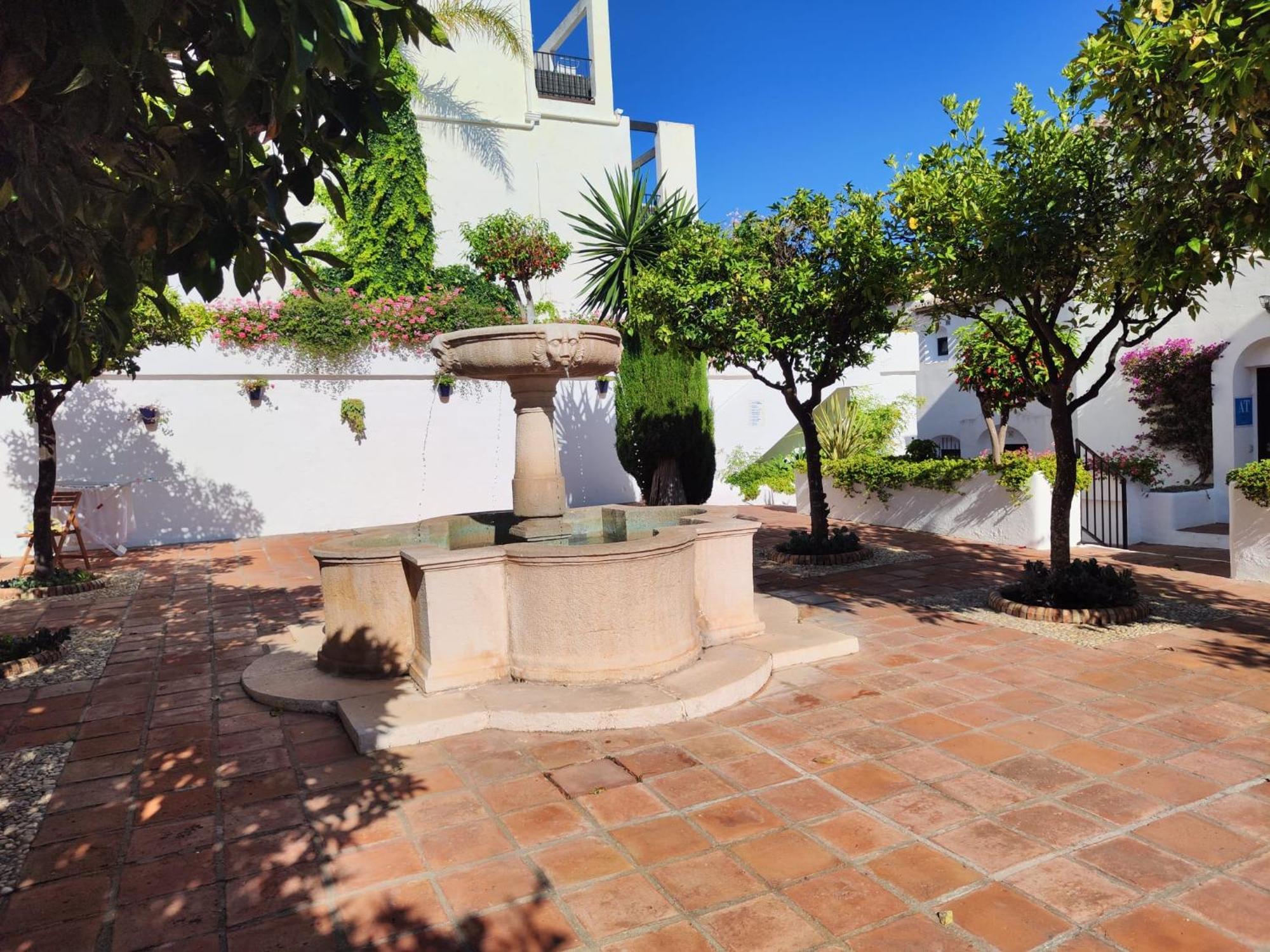 Dona Lola , Luminoso Calahonda, Mijas Sitio de Calahonda