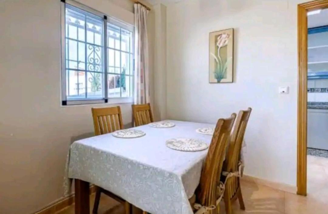 Adaptado, Terraza Muy Grande Y Soleada. Holiday home