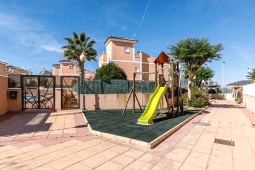 Adaptado, Terraza Muy Grande Y Soleada. Holiday home