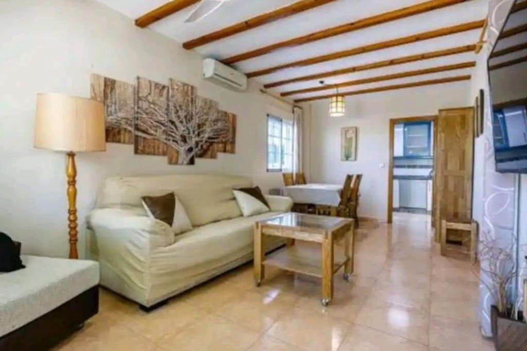 Adaptado, Terraza Muy Grande Y Soleada. Holiday home