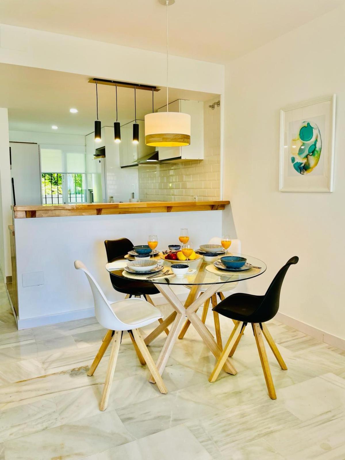 2 Bed Ground Floor With Pool & Parking *