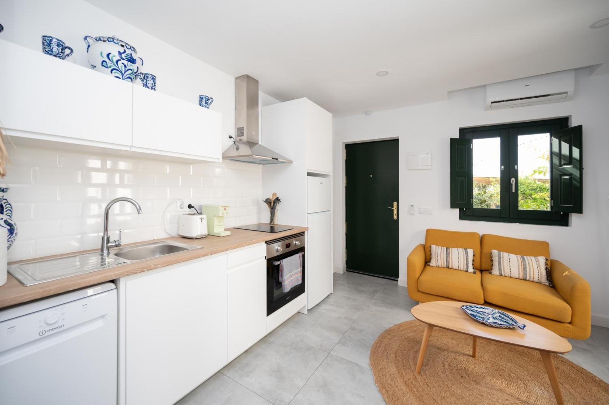 Lovely House In Peaceful Courtyard Apartamento Benalmádena