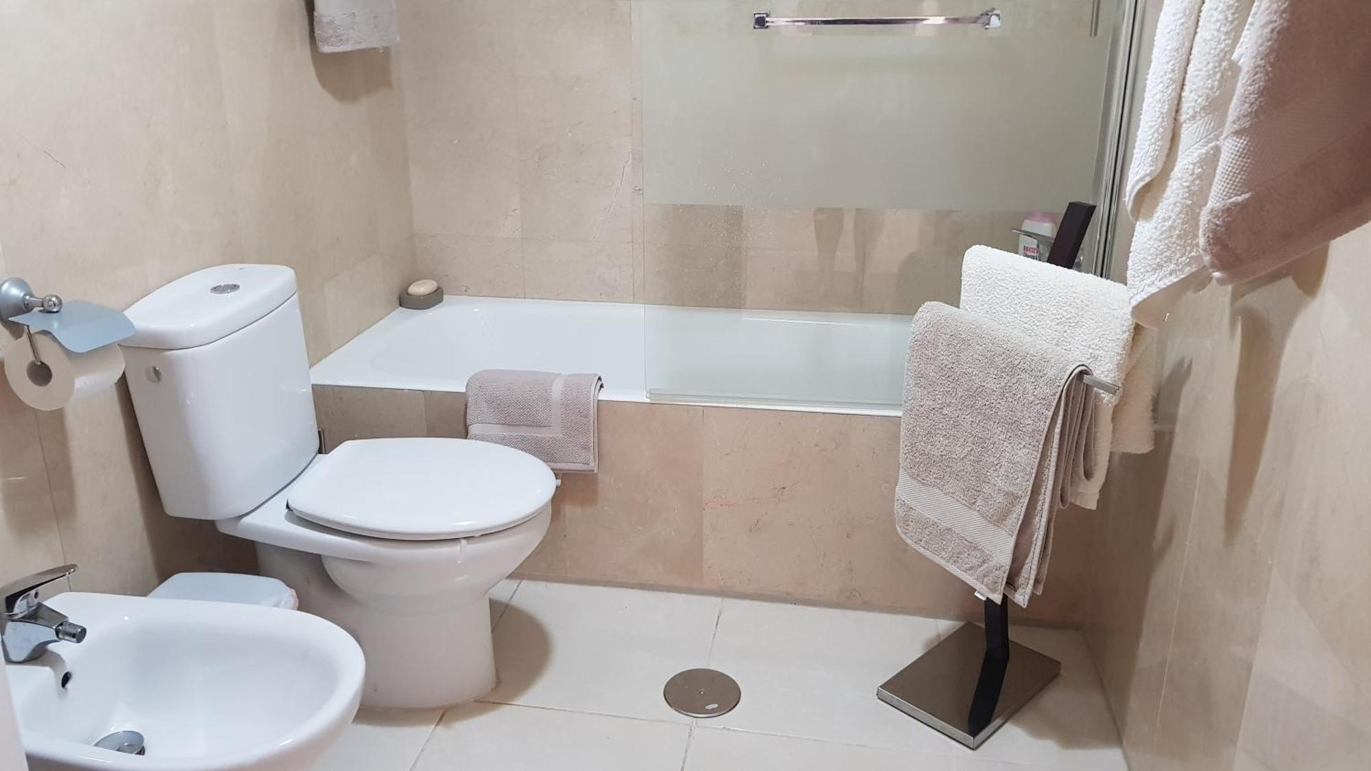 Spacious 3 Bedroom 2 Bathroom - Puerto Marina Complex Apartment *