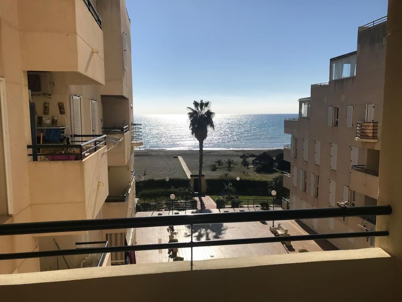 Apartamento Espectacular Residencial En 1a Linea Con Piscina. Benajarafe