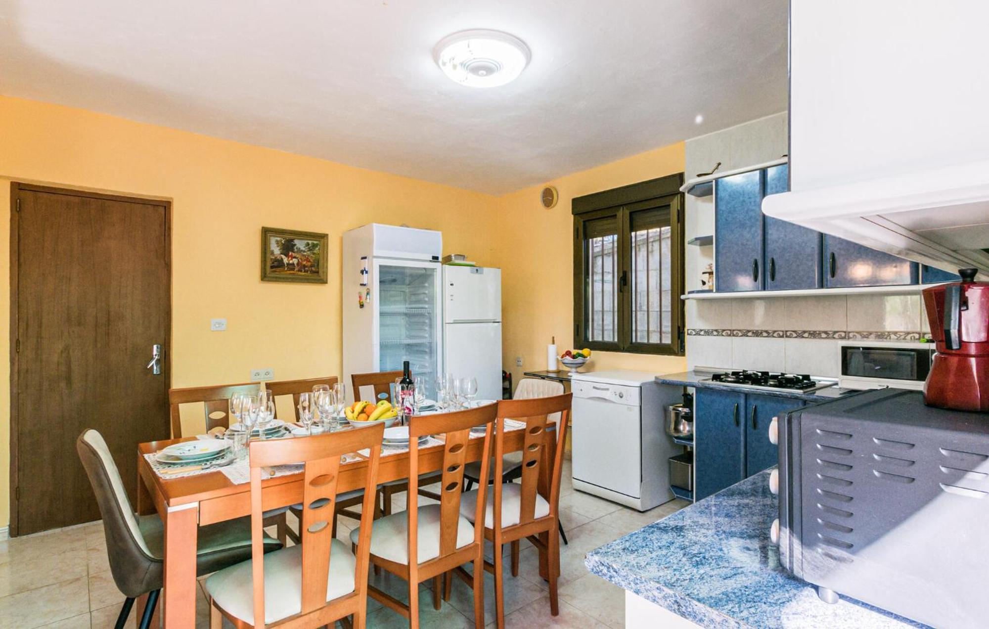 Сasa de vacaciones In With Kitchen