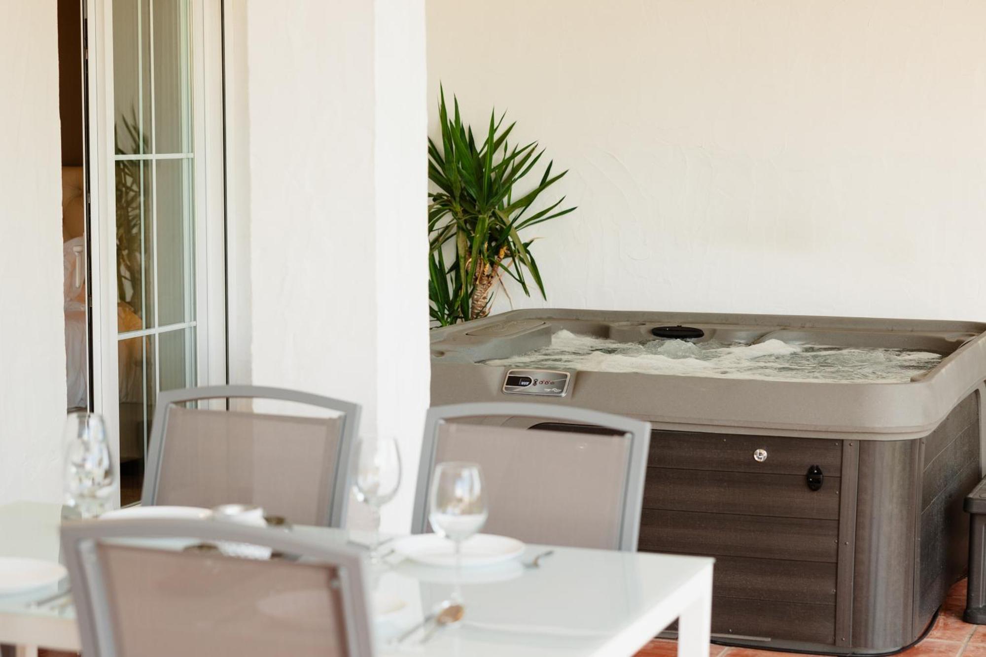 Sea View With Private Garden And Jacuzzi In Balcones Del Lago, Istan