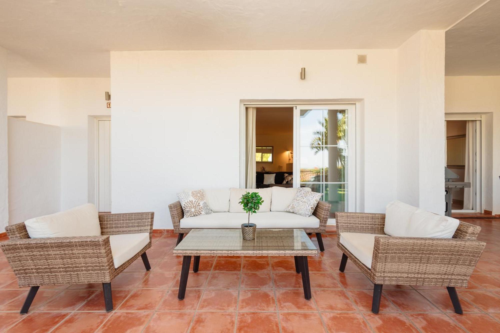 Sea View With Private Garden And Jacuzzi In Balcones Del Lago, Istan Apartamento