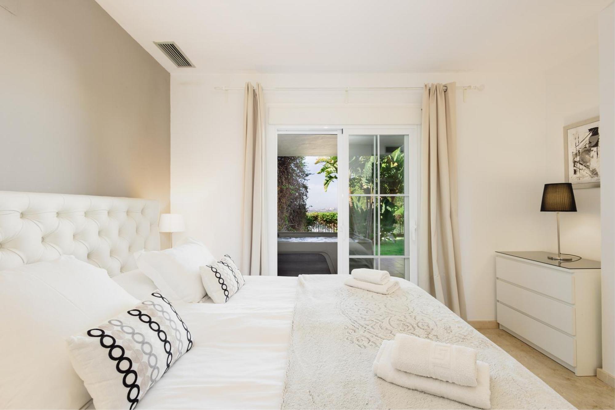 Sea View With Private Garden And Jacuzzi In Balcones Del Lago, Istan Apartamento