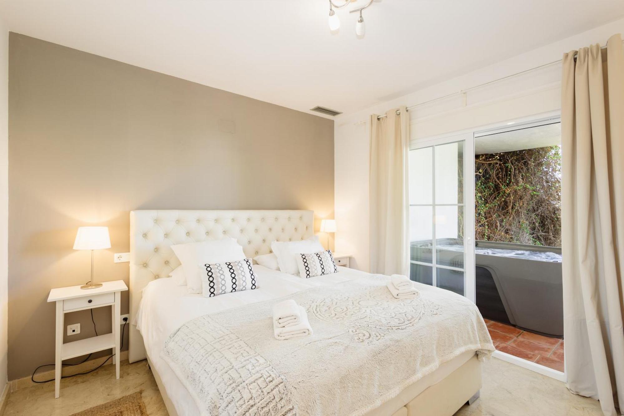 Apartamento Sea View With Private Garden And Jacuzzi In Balcones Del Lago, Istan *