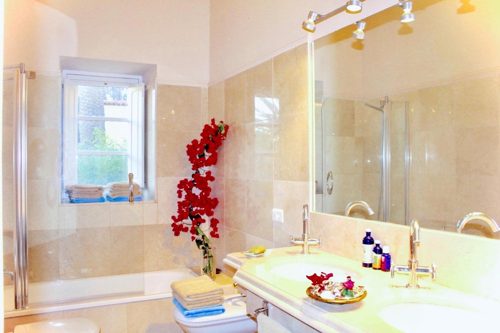 Detached With Garden, Heated And Private Pool, Sea View, Parking Free