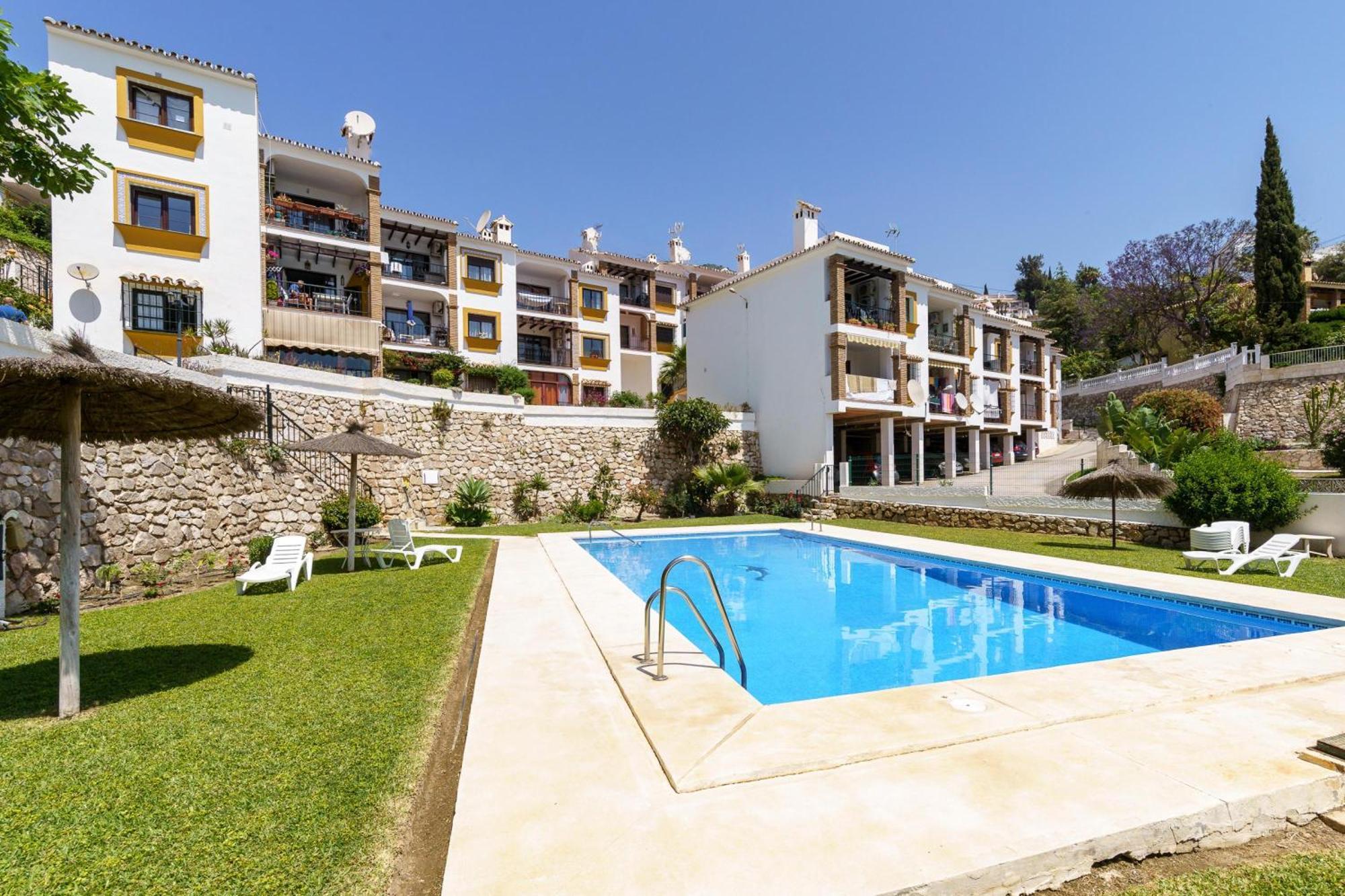 Sunny Tranquility With Pool - Happy Apartamento