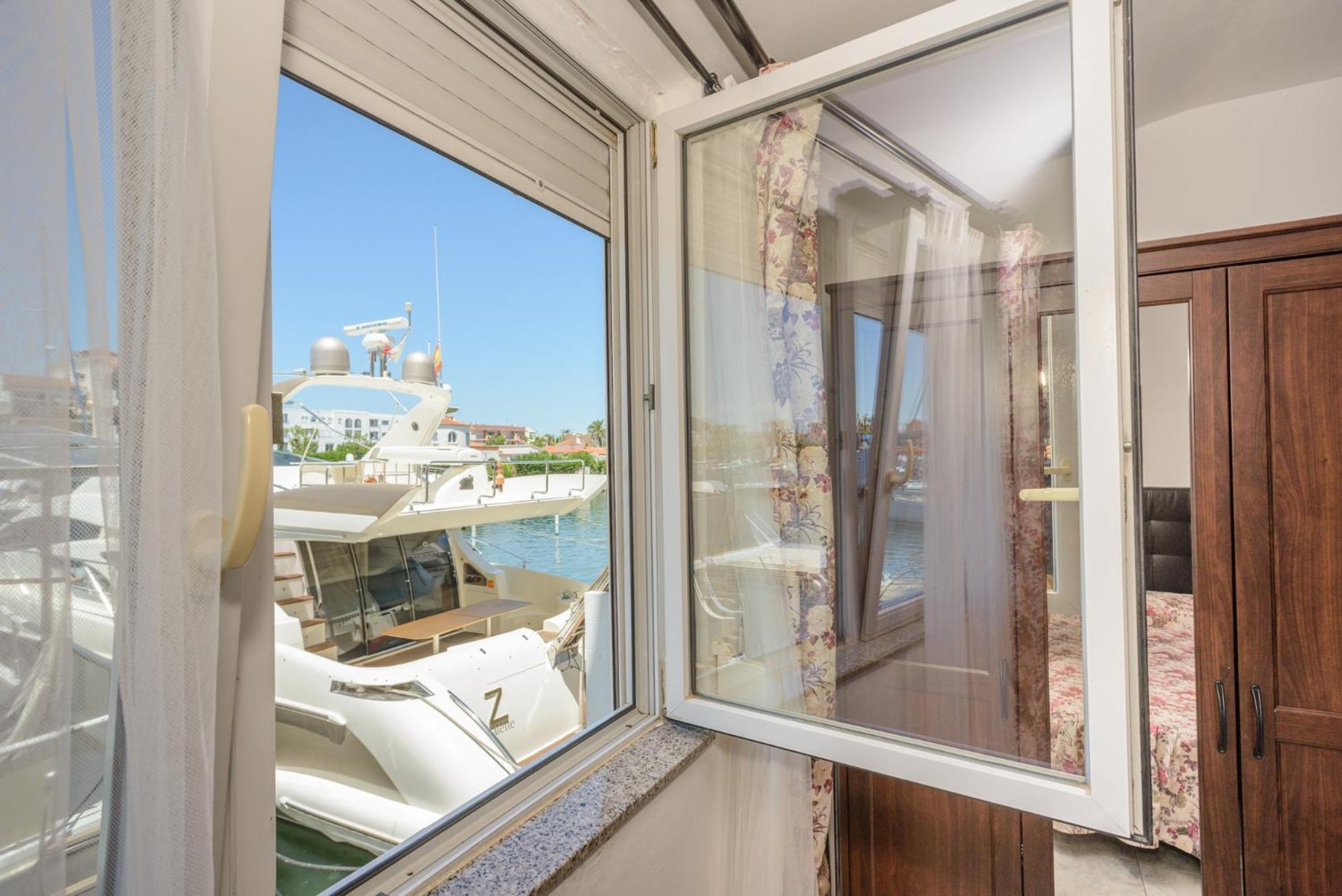 Port 27 Apartment *