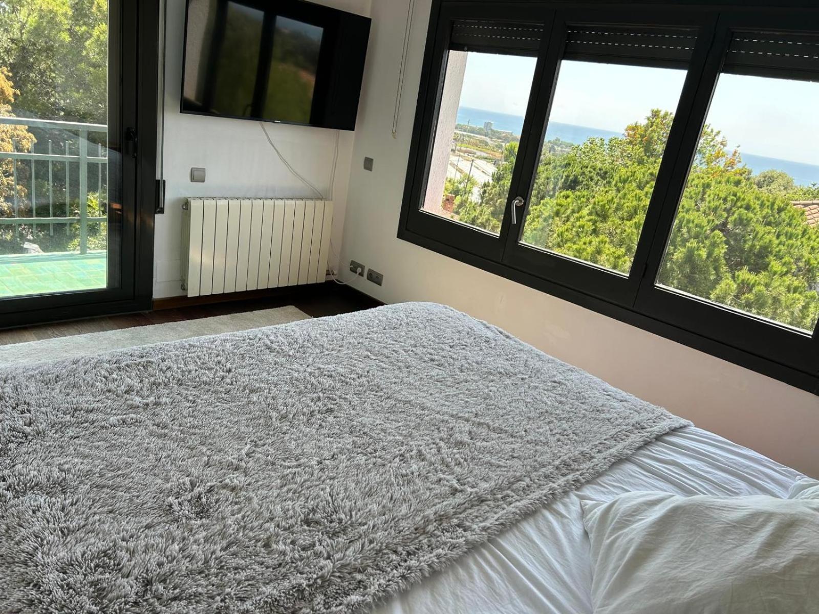 Villa Burriac ,sunny, Spacious , Private Pool Cabrils