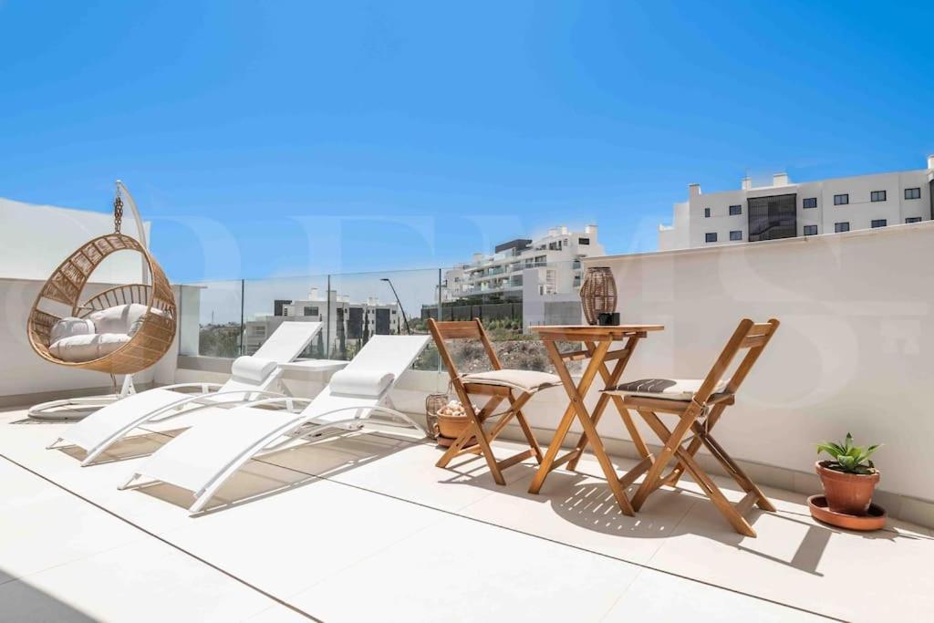 Lovely View With Private Jacuzzi & Terrace, Pool And Parking By Rems Apartamento Fuengirola