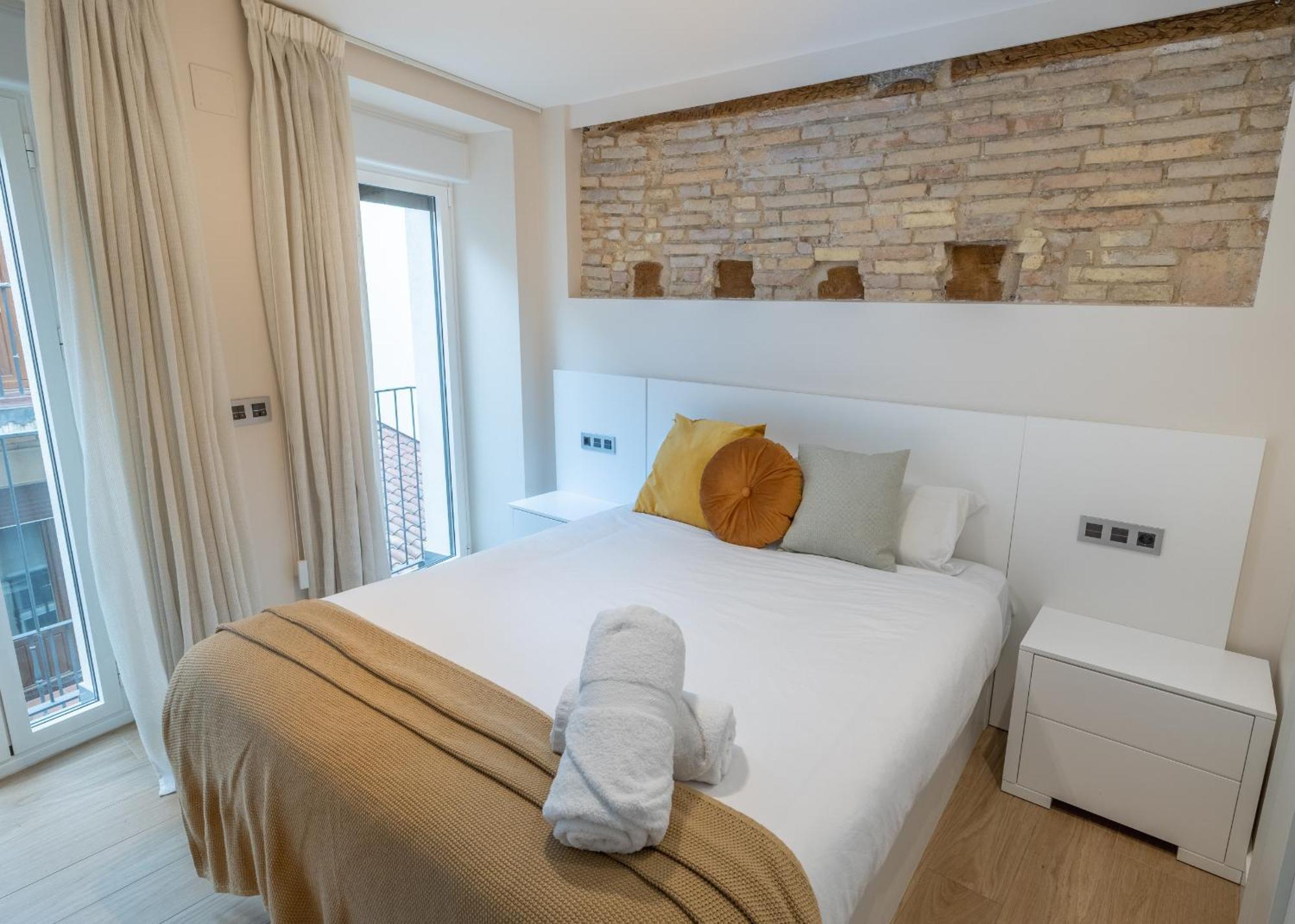 Tuapartamento - Boutique Plaza Del Castillo 29 *