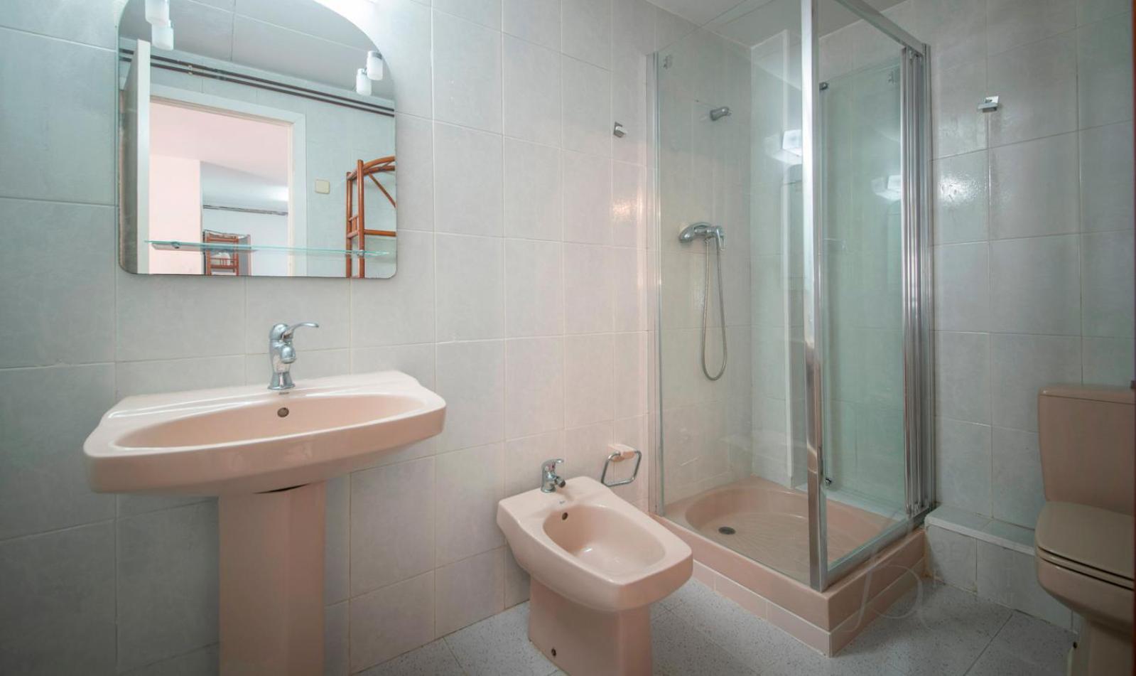 R153 - Espaciosa Con Piscina Privada En *