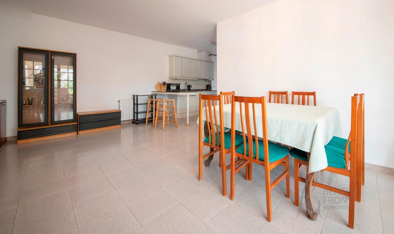 R153 - Espaciosa Con Piscina Privada En Villa Coma-ruga