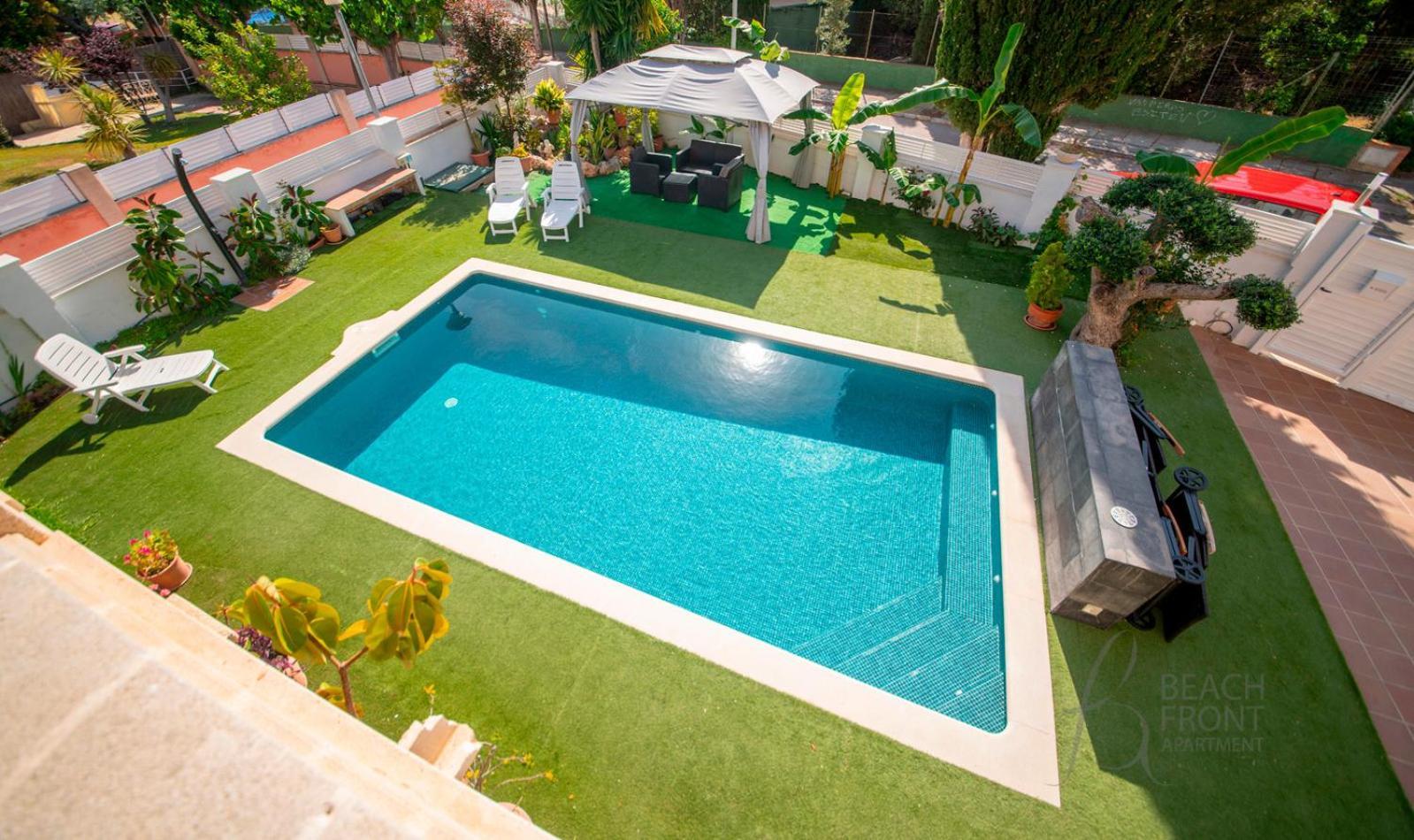 R153 - Espaciosa Con Piscina Privada En Villa