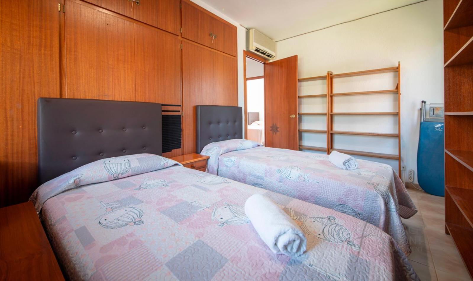 R153 - Espaciosa Con Piscina Privada En *