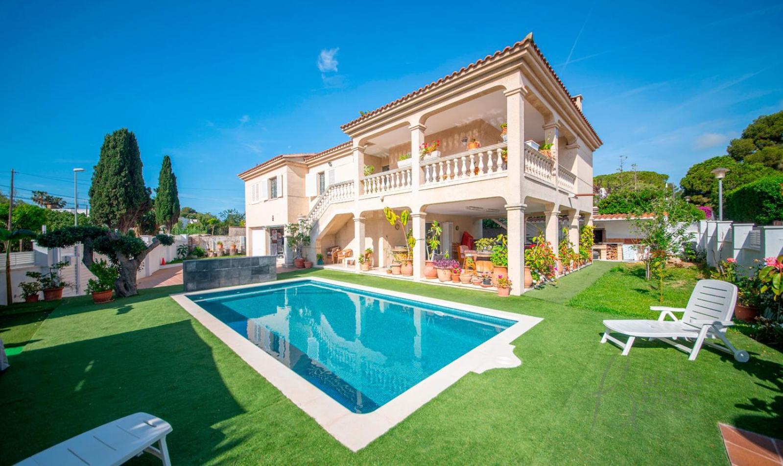 R153 - Espaciosa Con Piscina Privada En